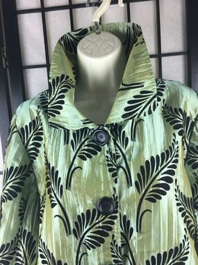 Green Leaf-Print Women's Coat - Elegant Button Front
NWOT Sz M
Bala Bala